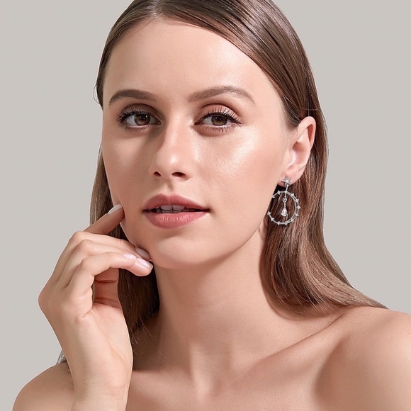 2/$20! Silver Crystal Star & Moon Earrings - Picture 4 of 10